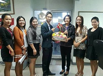 รองคณบดีฝ่ายวิชาการ ว.นวัตกรรมฯ
นำทีมเจ้าหน้าที่เข้ามอบของที่ระลึกแด่
ผอ.กองบริการฯ