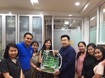 หัวหน้าสำนักงาน ว.นวัตกรรมฯ
นำทีมเจ้าหน้าที่มอบของที่ระลึกเนื่องในขึ้นวันปีใหม่