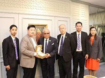 คณบดี ว.นวัตกรรมฯ นำทีมผู้บริหาร
แสดงความยินดี กับ ดร.ปราจิน เอี่ยมลำเนา
บัณฑิตกิตติมศักดิ์