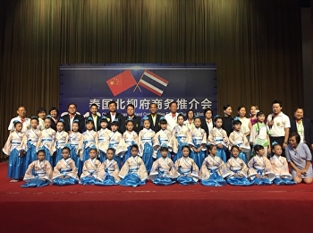 รองคณบดีฝ่ายวิชาการ และคณาจารย์
วิทยาลัยนวัตกรรมและการจัดการ
พร้อมทั้งเจ้าหน้าที่ระดับสูงจากจังหวัดฉะเชิงเทรา
เดินทางไปเจรจาความร่วมมือ ณ นครเจียหยาง