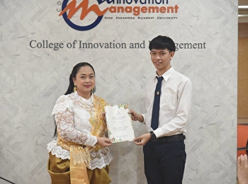 วันที่ 10 พฤศิจายน 2561 อาจารย์
ดร.ชลภัสสรณ์ สิทธิวรงค์ชัย
รองคณบดีฝ่ายวิชาการ
มอบรางวัลให้กับนักศึกษา
ในการประกวดการออกแบบ Info graphic ณ
ห้องประชุมวิทยานวัตกรรมและการจัดการ
อาคาร 37