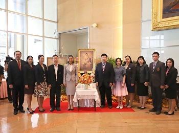 คณบดีวิทยาลัยนวัตกรรมและการจัดการ
ร่วมกับคณะผู้บริหารมหาวิทยาลัยราชภัฏสวนสุนันทา
ร่วมลงนามถวายพระพรและนำแจกันดอกไม้ไปถวายหน้าพระรูป
สมเด็จพระเจ้าลูกเธอ
เจ้าฟ้าจุฬาภรณวลัยลักษณ์ อัครราชกุมารี