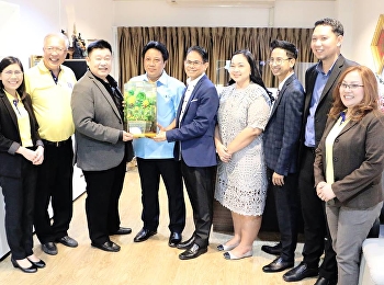 คณบดีวิทยาลัยนวัตกรรมและการจัดการ
นำทีมคณะผู้บริหาร
มอบของที่ระลึกแสดงความยินดีแก่ อาจารย์
ดร.ปรีชา พงษ์เพ็ง
ผู้อำนวยการสำนักวิชาการศึกษาทั่วไปและนวัตกรรมการเรียนรู้อิเล็กทรอนิกส์