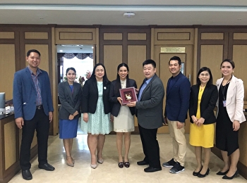 คณบดีวิทยาลัยนวัตกรรมและการจัดการ
นำทีมคณะผู้บริหาร
เข้าอวยพรและมอบของที่ระลึก แด่
รศ.ดร.ชุติกาญจน์ ศรีวิบูลย์
รองอธิการบดีฝ่ายบริหาร
เนื่องในโอกาสครบรอบวันคล้ายวันเกิด