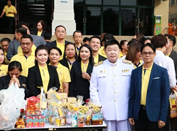 ผู้ช่วยศาสตราจารย์ ดร.บัณฑิต ผังนิรันดร์
คณบดีวิทยาลัยนวัตกรรมและการจัดการ
พร้อมด้วย คณะผู้บริหาร บุคลากร
และนักศึกษา ร่วมถวายภัตตาหารเช้า