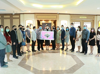 มอบแจกันดอกไม้นวัตกรรมแป้งปั้นดอกแก้วเจ้าจอม
แสดงความยินดี แด่ รองศาสตราจารย์
ดร.ชุติกาญจน์ ศรีวิบูลย์