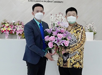 Assoc.Prof.Dr.Bundit Pungnirund
congratulated the Vice Rector for
Student Affairs