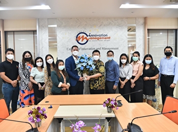 Associate Professor Dr. Bundit
Phangnirand led a team of personnel to
present congratulatory flowers. with
Assistant Professor Dr. Pattarawit
Yuwattana on the occasion of receiving a
new position