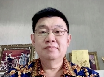 Assoc.Prof.Dr.Bundit Pungnirund joined
the thesis examination committee. PhD
student