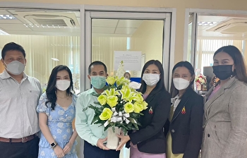 office head and personnel of the College
of Innovation and Management bring a
vase of flowers Asst. Prof. Dr. Paramet
Saeng-on, Deputy Dean for Administration
ฯ