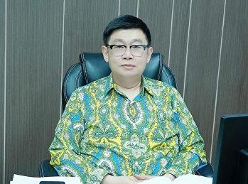 Assoc.Prof.Dr.Bundit Pungnirund  joins
the examination committee. Master's
degree student