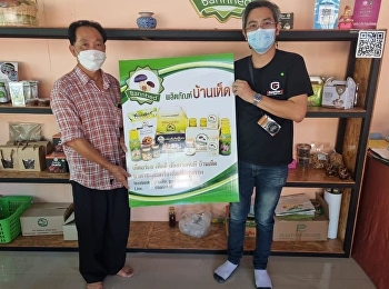 Asst. Prof. Dr. Chumphon Rodcham,
together with his team (Mushroom house
products).