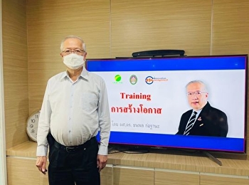 Asst. Prof. Dr. Thanaphon Korthanan,
lecturer on the topic creating
opportunities.