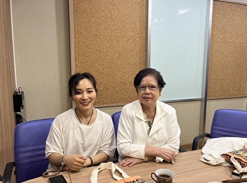 อาจารย์ที่ปรึกษาให้คำปรึกษานักศึกษาจีน